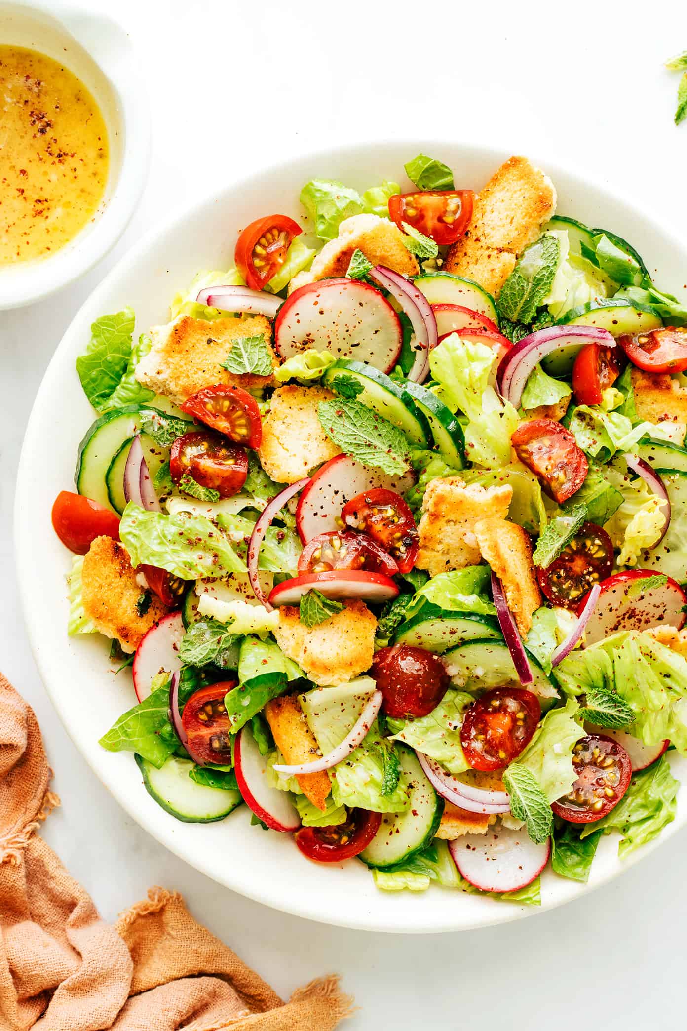 Fattoush Salát – Křupavý zázrak s čerstvými bylinkami