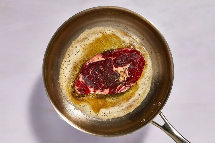 Steak au Poivre s omáčkou z červeného vína: Neodolatelný steak s lahodnou omáčkou