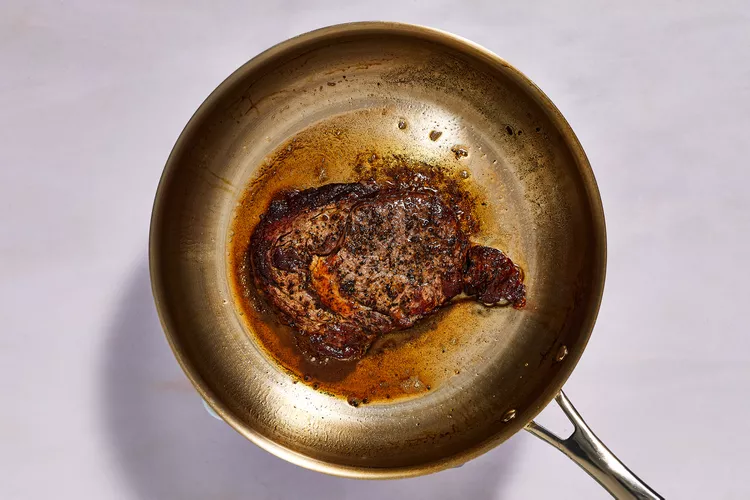 Steak au Poivre s omáčkou z červeného vína: Neodolatelný steak s lahodnou omáčkou